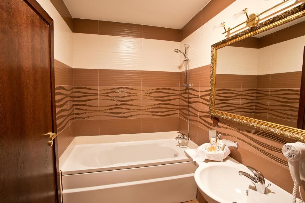Hotel Diamond Kazanlŭk Rum bild